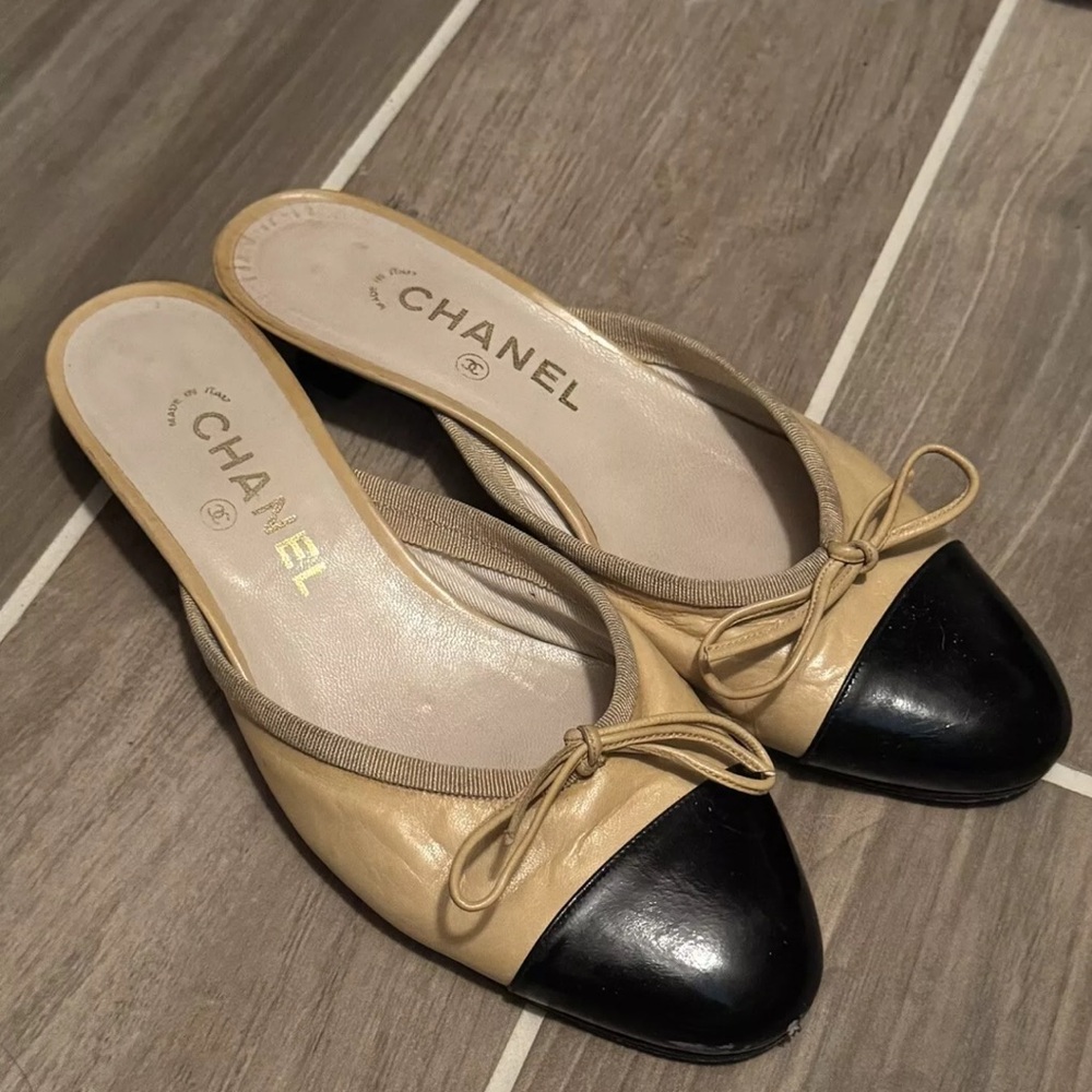 Pre-owned Vintage Chanel Lambskin Kitten Heel Mules
Size 37